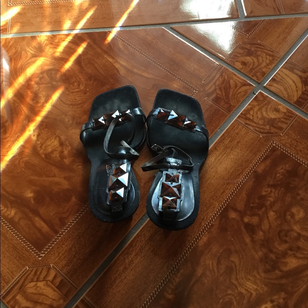 Nine West heel sandal- fasten around the ankle